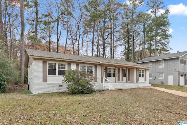 view of front of property featuring a front lawn and covered porch