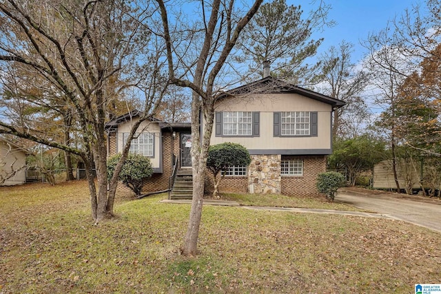 view of front of house featuring a front lawn