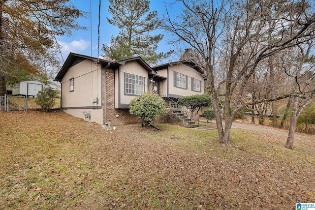 view of front of property featuring a front lawn