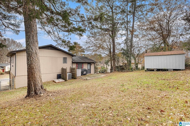 view of yard featuring a storage unit