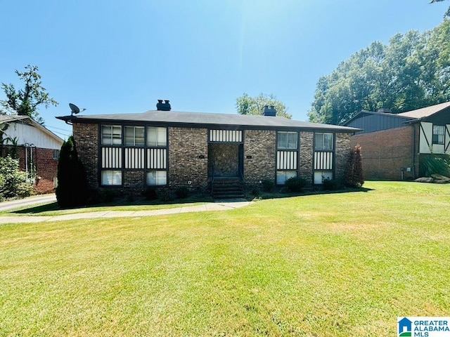 view of front of home featuring a front yard