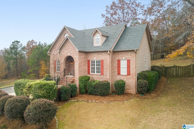 view of front property featuring a front lawn