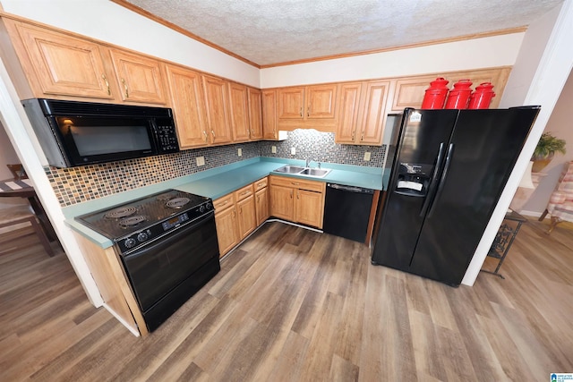 kitchen with sink, dark wood-type flooring, decorative backsplash, black appliances, and ornamental molding