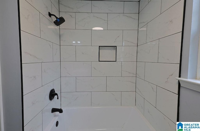 bathroom with tiled shower / bath