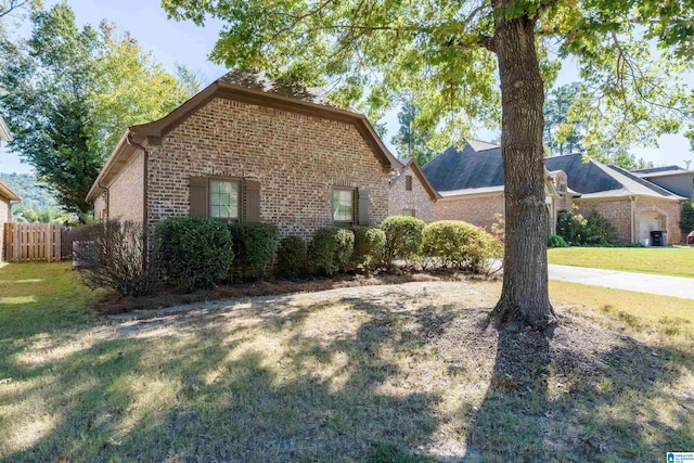 view of front of house featuring a front lawn