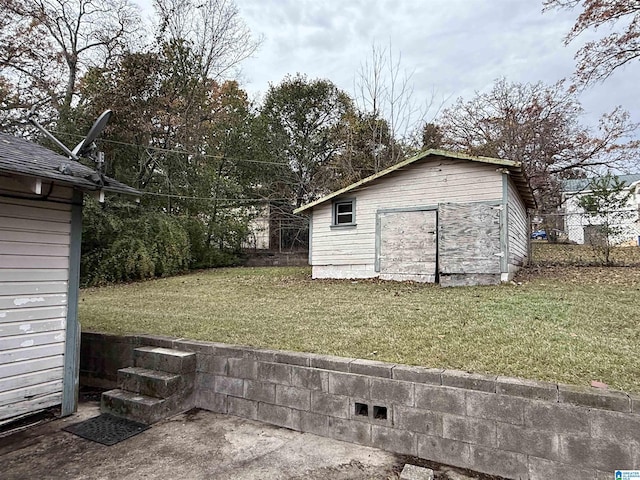 view of yard featuring a shed