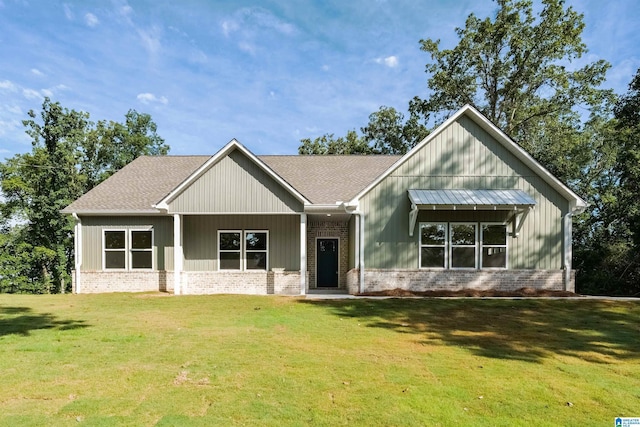 view of front of house featuring a front lawn