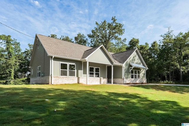 craftsman-style home featuring a front yard