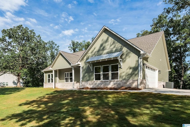 view of front facade with a garage and a front yard