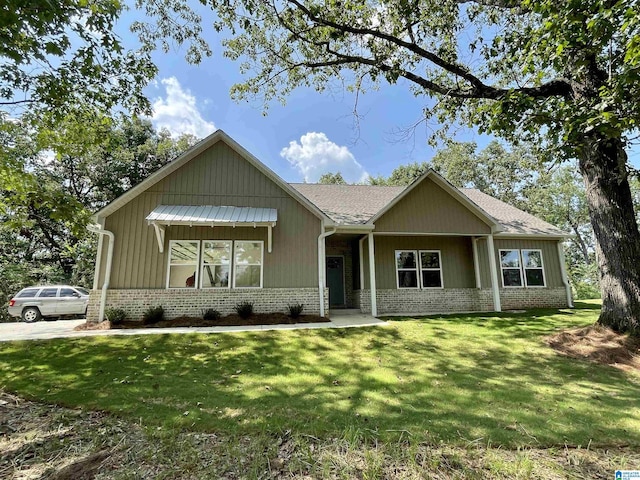 view of front facade with a front yard