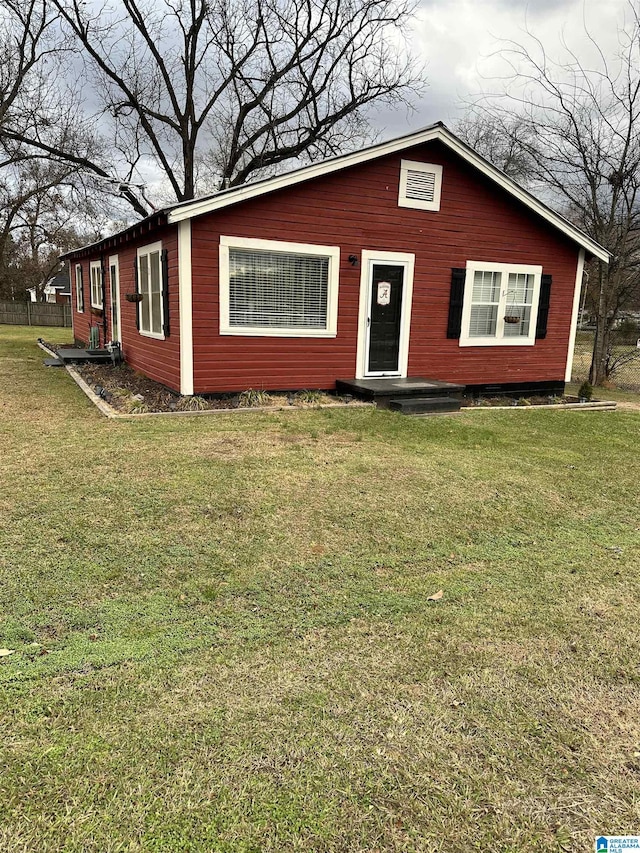 view of front facade featuring a front lawn