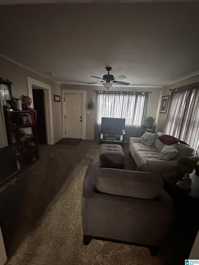 carpeted living room featuring ceiling fan