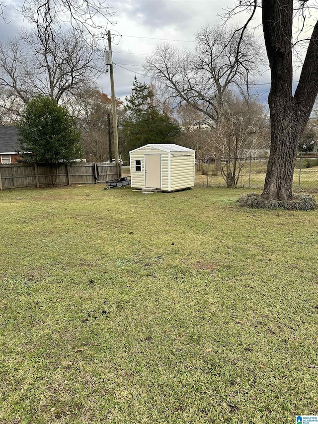 view of yard featuring a storage shed