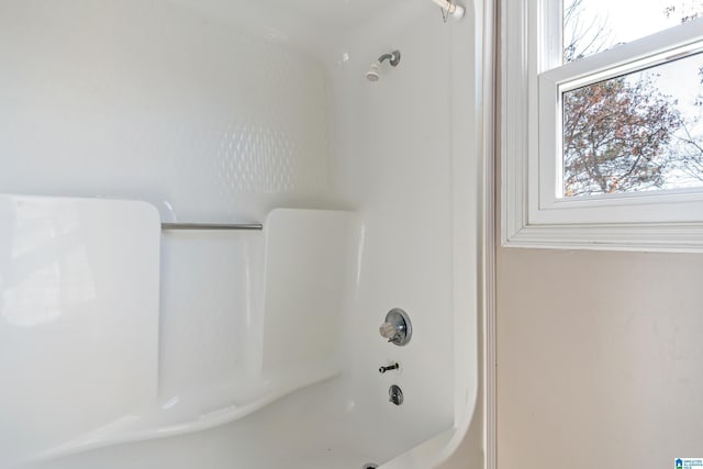 bathroom with washtub / shower combination