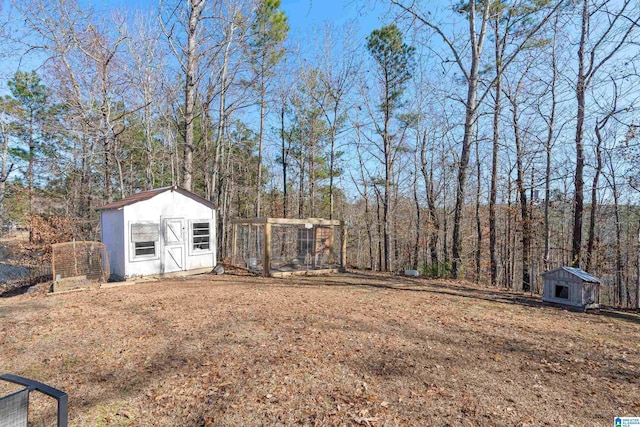 view of yard with a shed