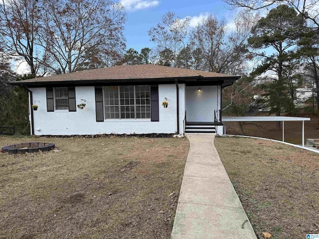 view of front of property featuring a front yard