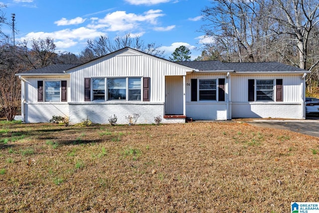 single story home with a front yard