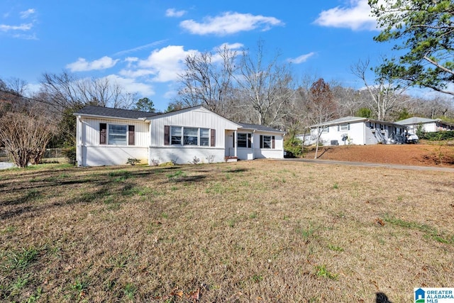 view of front of property featuring a front yard