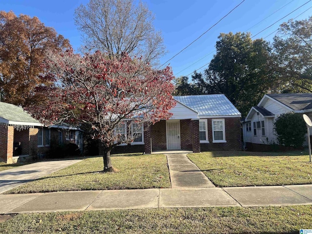 view of front of property featuring a front yard