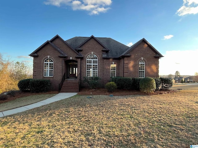 view of front facade with a front lawn