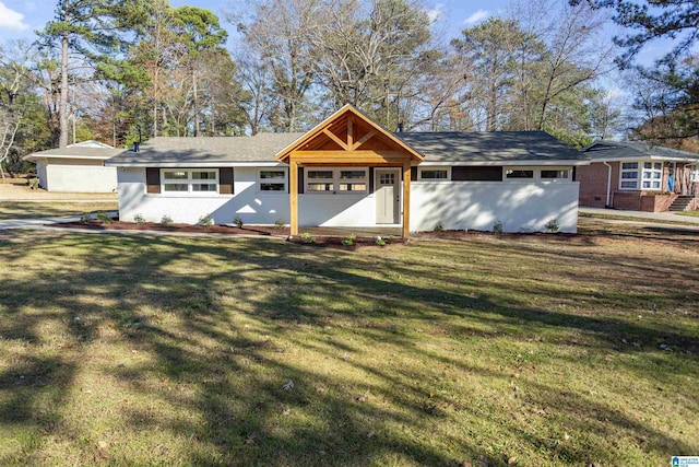 view of front facade featuring a front yard