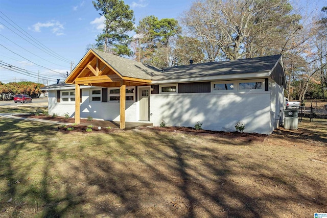 view of front of home with a front lawn