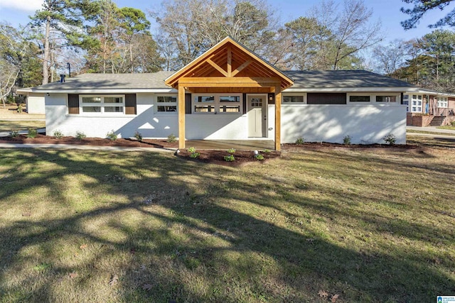 view of front of home featuring a front yard