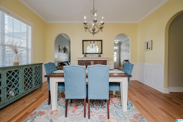 dining room featuring crown molding, a chandelier, and light hardwood / wood-style floors