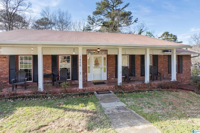 ranch-style house featuring a front lawn and covered porch