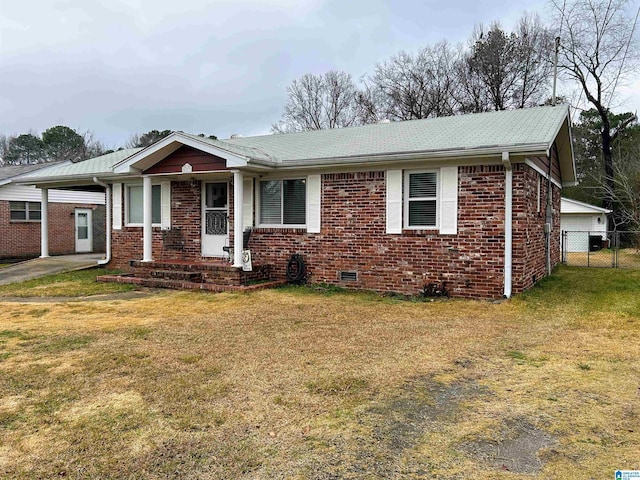 view of front of home featuring a carport and a front yard