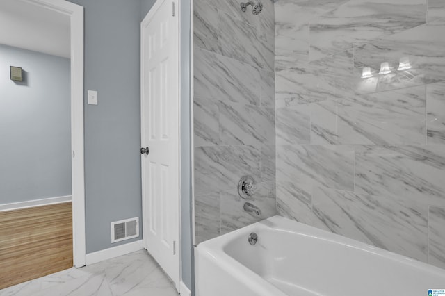 bathroom with tiled shower / bath combo