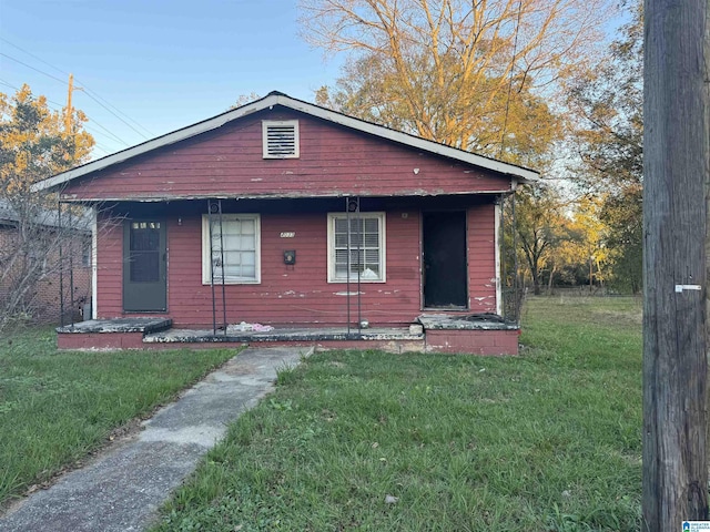 view of front of home featuring a front yard