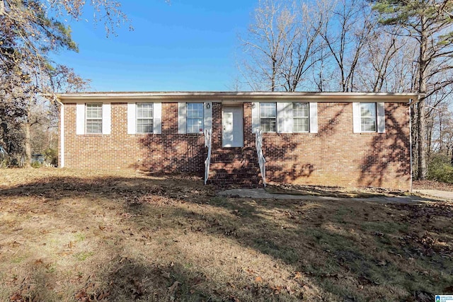 single story home with a front lawn