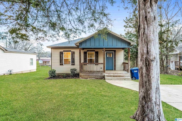 bungalow featuring covered porch and a front yard