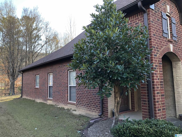 view of side of property featuring a lawn