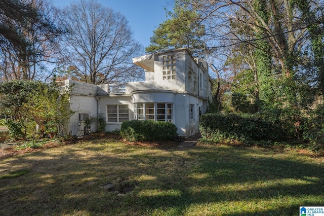 back of house featuring a lawn