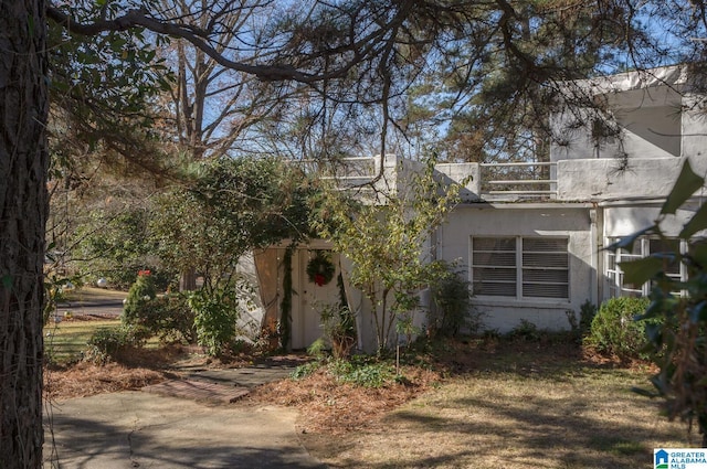 view of front of house with a balcony