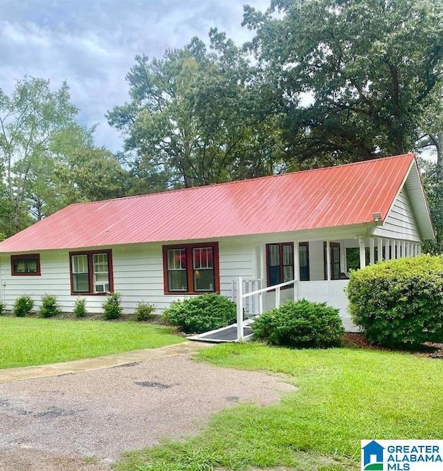 ranch-style home featuring a front yard