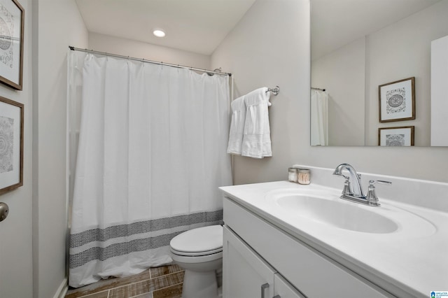 full bathroom featuring toilet, vanity, and recessed lighting
