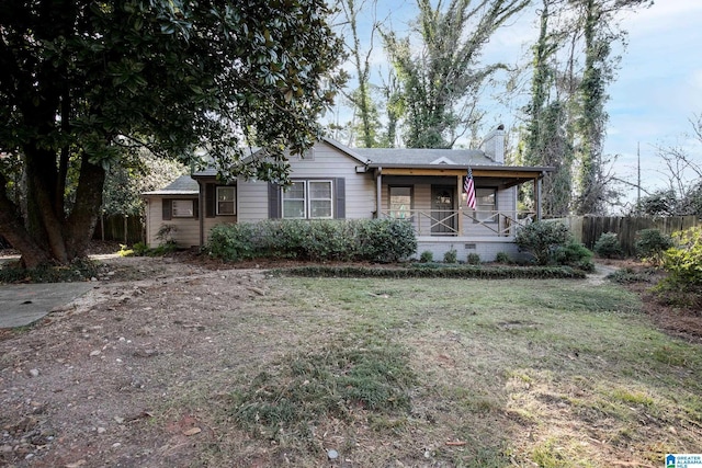 single story home with a porch