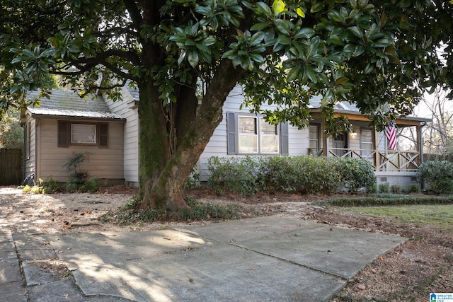 view of front facade with covered porch