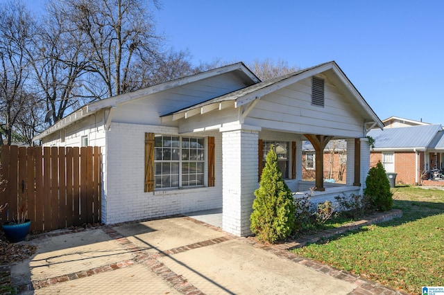 view of front of home featuring a front lawn