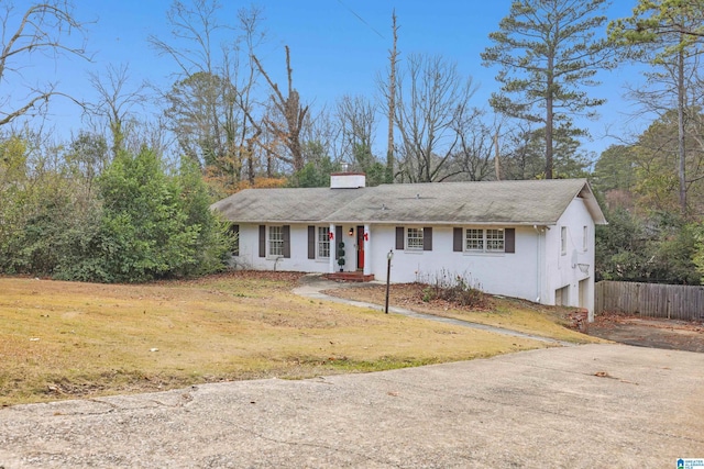 single story home featuring a front yard