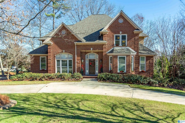 view of front property featuring a front lawn