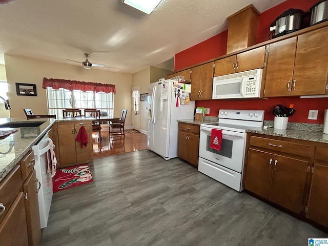 kitchen with ceiling fan, sink, white appliances, a textured ceiling, and dark hardwood / wood-style flooring