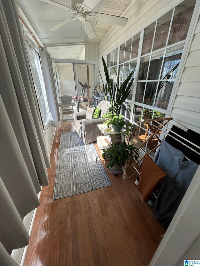 sunroom with ceiling fan