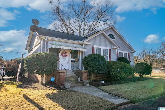 view of front facade with a front yard