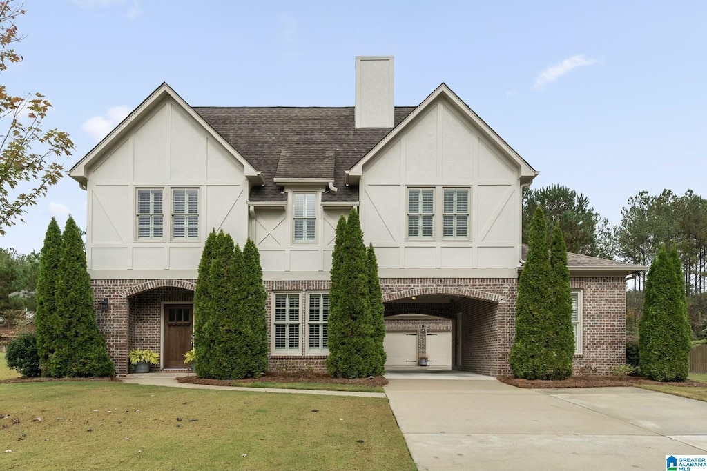 view of front of property featuring a front lawn and a carport