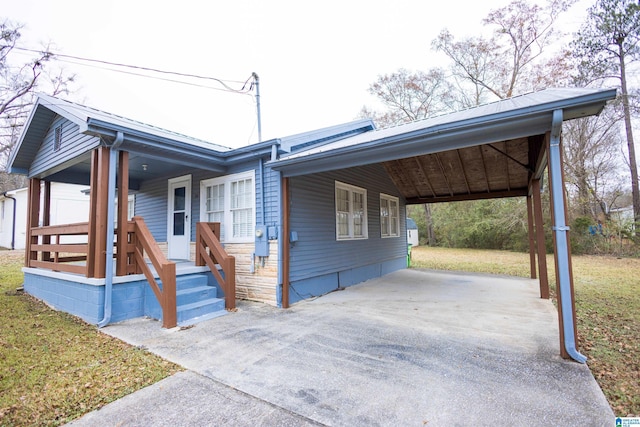 view of front facade featuring a carport and a front yard