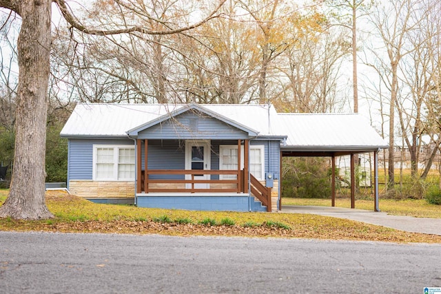 view of front facade featuring covered porch and a carport